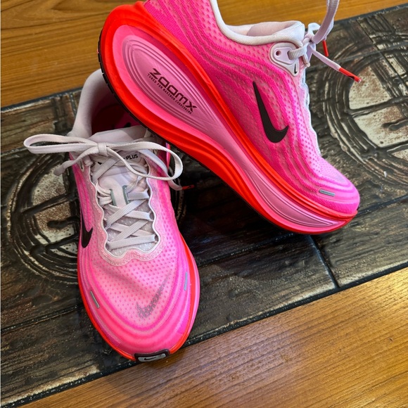 Nike Women's Vomero Plus in Hyper Pink - Picture 3 of 5